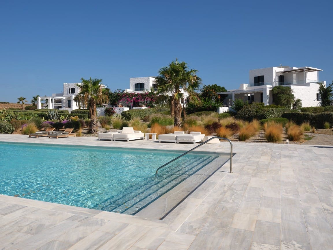 Pool and palm trees at Stagones